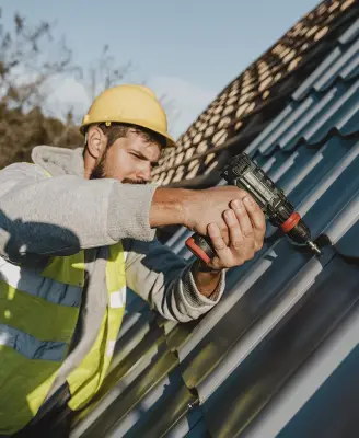 artisan protégeant une toiture contre la canicule