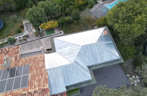 Pose de couverture en zinc naturel sur une maison passive à Nice (06)