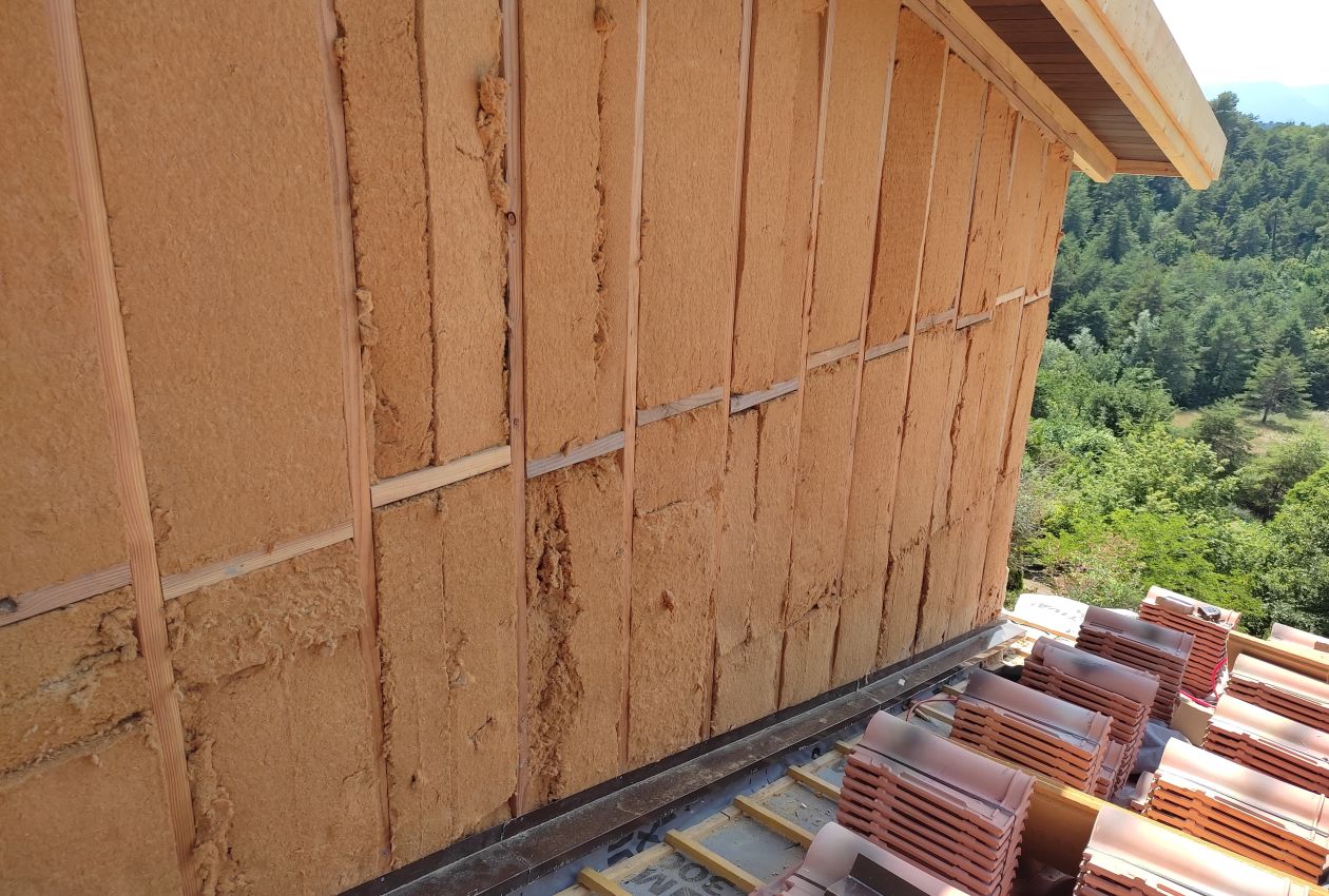 Isolation d'une maison à charpente en bois avec mousse polyuréthane 