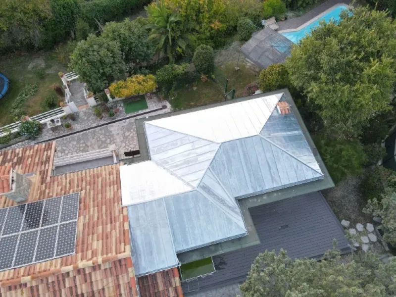 Pose de couverture en zinc naturel sur une maison passive à Nice (06)