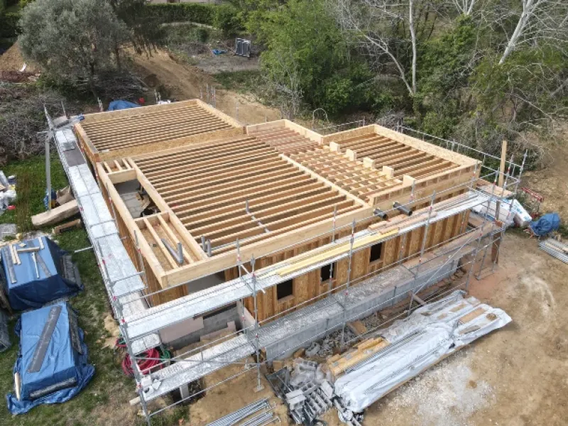 Vue aérienne d'une construction de maison passive à ossature bois avec étage en région PACA