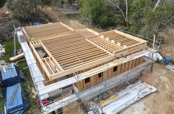 Vue aérienne d'une construction de maison passive à ossature bois avec étage en région PACA